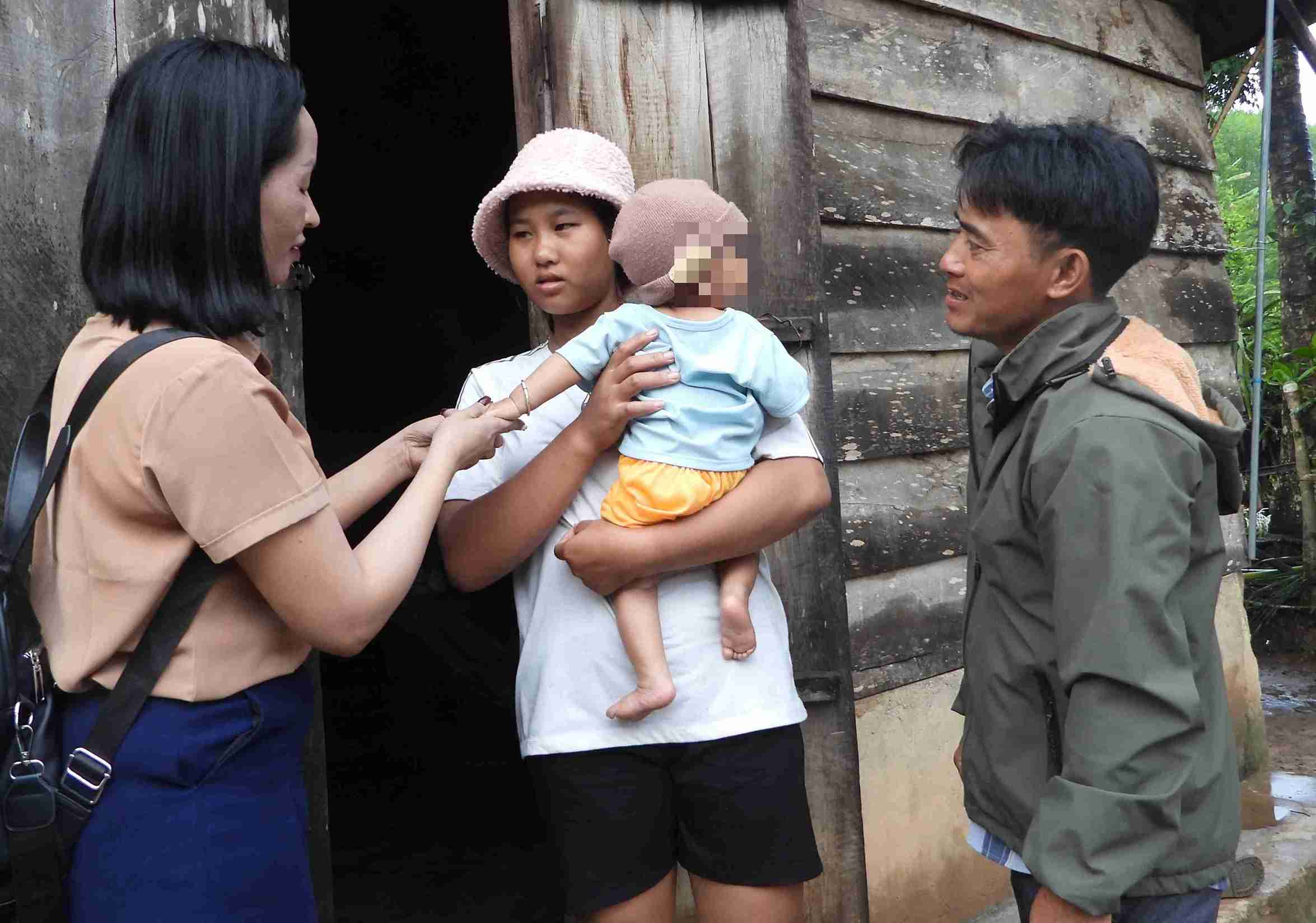 Cán bộ cấp cơ sở ở huyện luôn gần gũi, dành thời gian thăm hỏi, động viên người dân tộc thiểu số. Ảnh: Thanh Tuấn