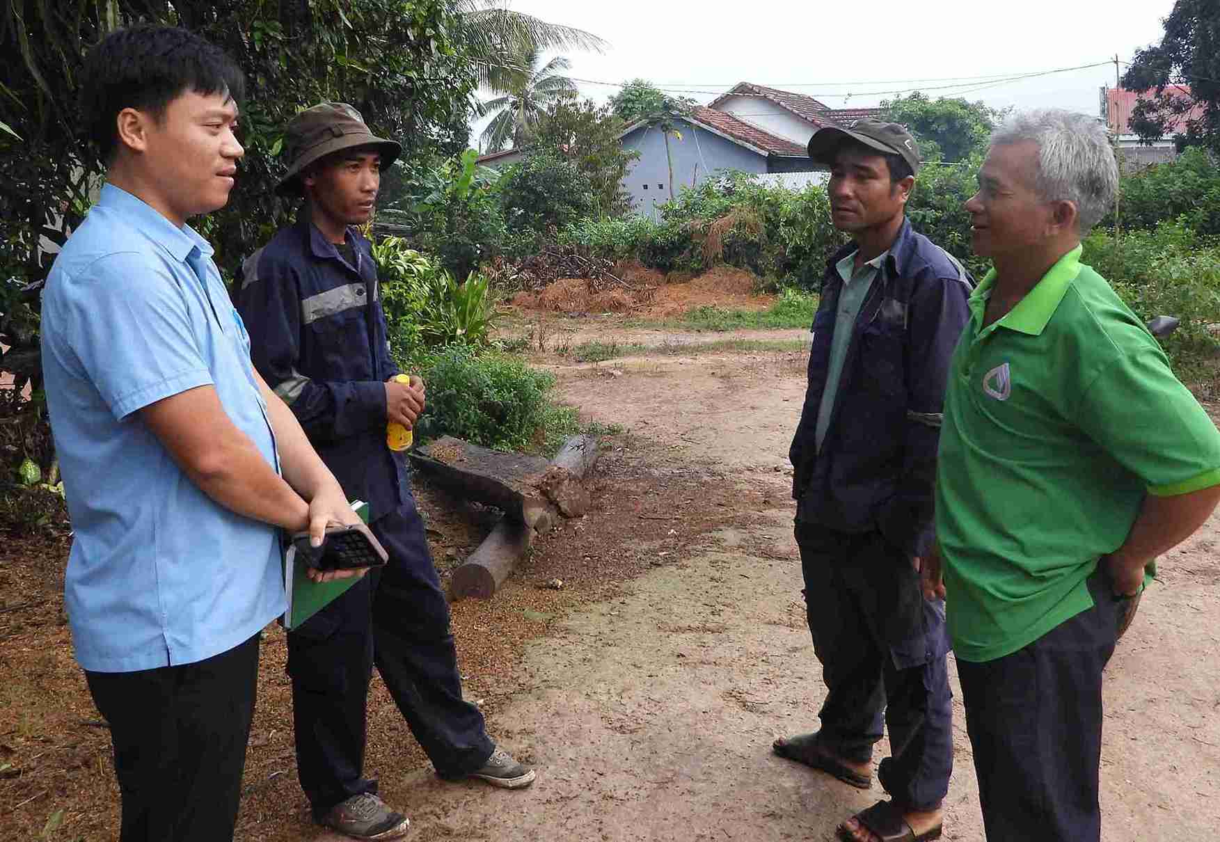 In recent years, village elders and prestigious people in M'Drak district (Dak Lak province) have always strived to propagate and mobilize to help people eliminate hunger and reduce poverty. Photo: Bao Lam
