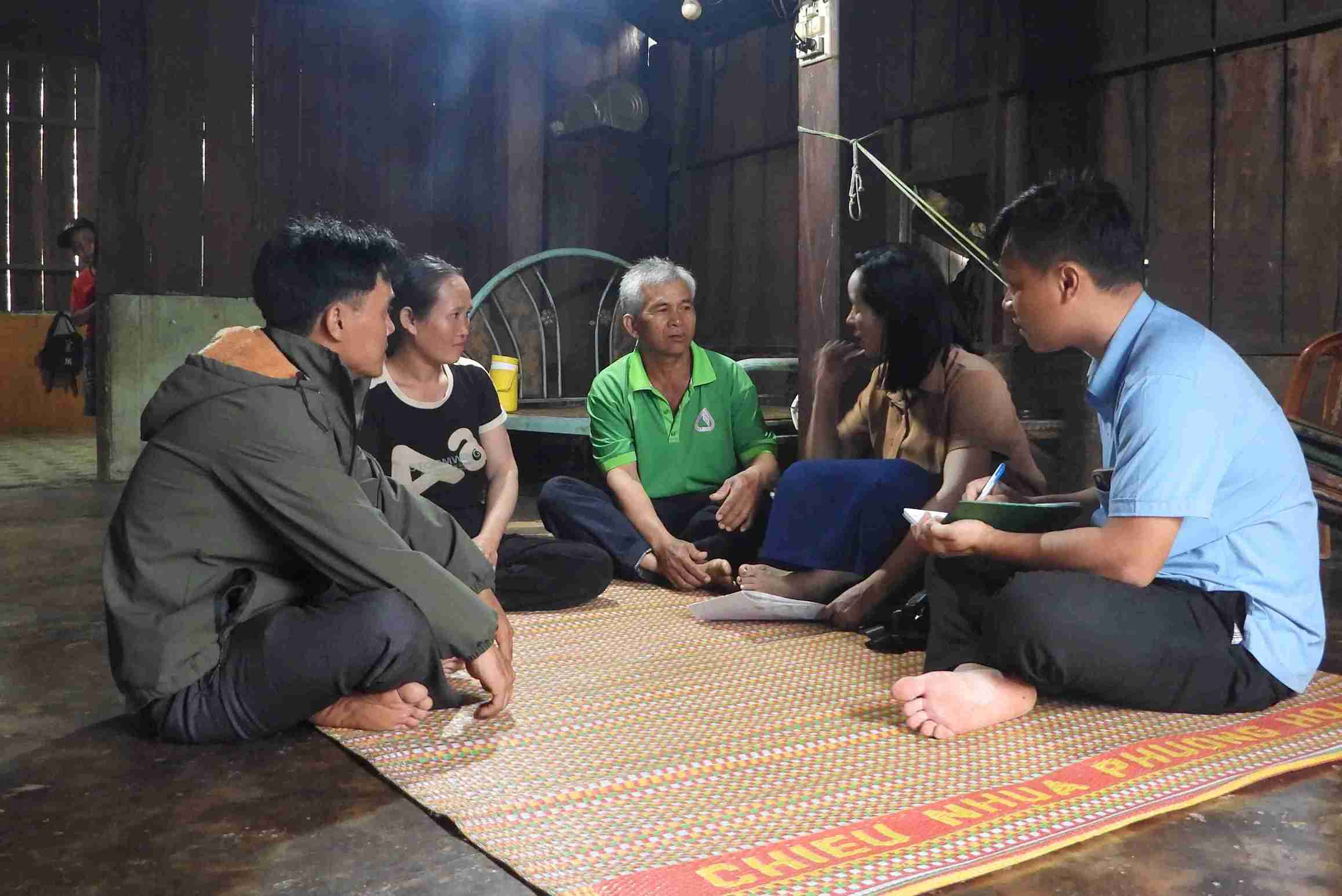 Ông Y Buăn Niê luôn gần gũi, tận tình hỗ trợ bà con trong buôn khi cần. Ảnh: Thanh Tuấn