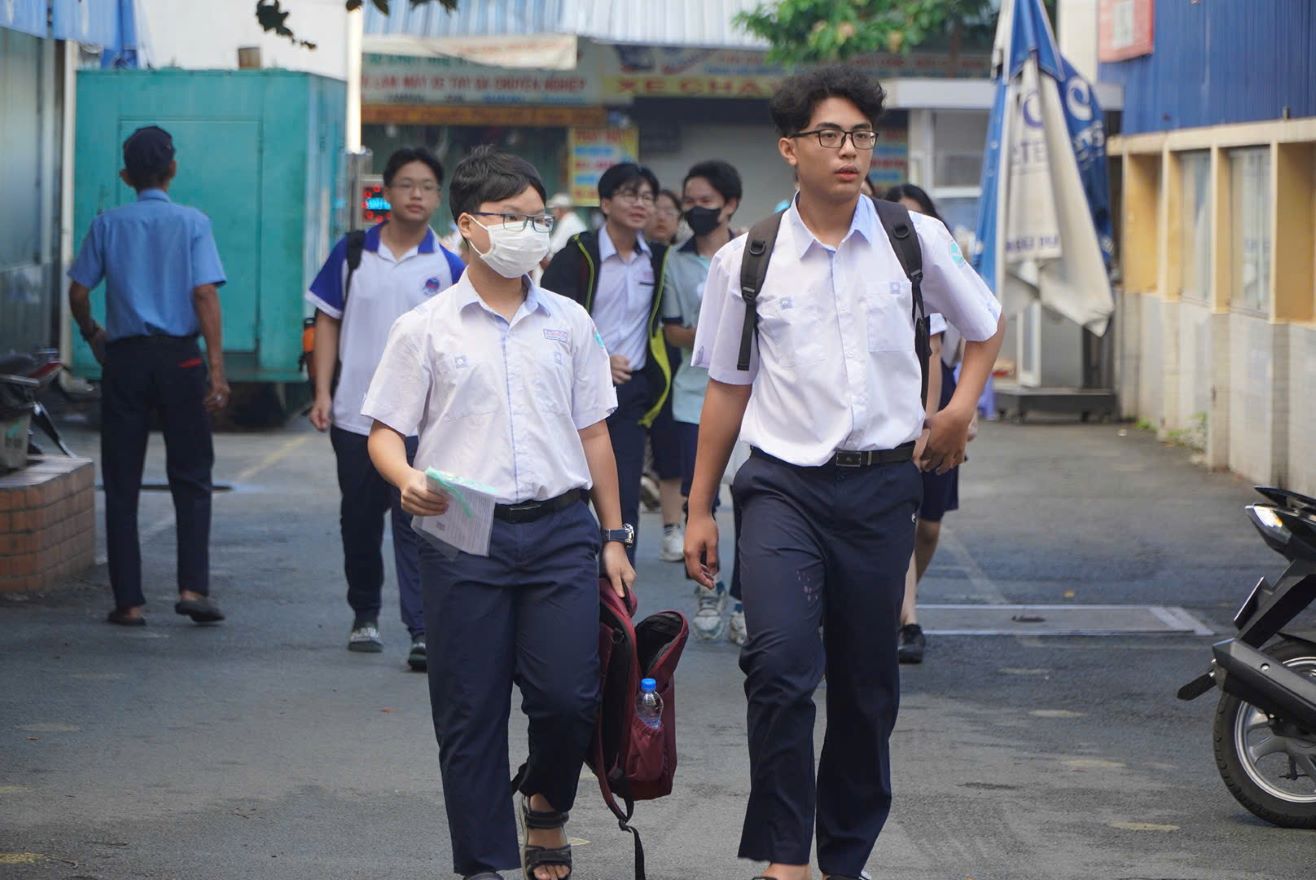 Thí sinh đến điểm thi Trường Phổ thông Năng khiếu - cơ sở Quận 5 sáng 25.5. Ảnh: Chân Phúc