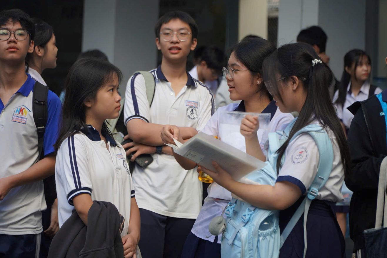 Nhiều thí sinh tỏ ra thoải mái trước khi bước vào phòng thi. Ảnh: Chân Phúc