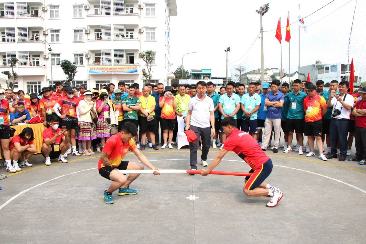 Những năm gần đây, các đơn vị thành viên của TKV bắt đầu tổ chức các sự kiện văn hóa, thể thao dân tộc do ngày càng có nhiều thợ lò là người các dân tộc ở vùng Tây Bắc. Trong ảnh là thi đẩy gậy tại Giải các môn thể thao dân tộc năm 2025 của TKV. Ảnh: Truyền thông TKV