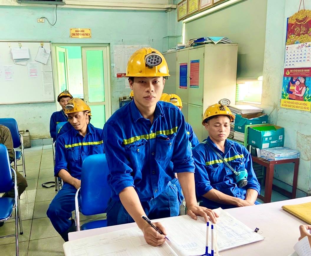Tho lo Ho A Phong, nguoi dan toc Giay, que o Nam Ban, Meo Vac, tinh Ha Giang, dang lam viec tai Cong truong Khai thac 6, Cong ty CP Than Ha Lam - TKV. Anh: Truyen thong TKV