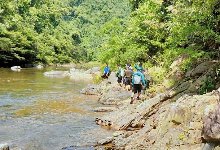 Local authorities have mobilized more than 100 people to search for missing people. Photo: Tran Son