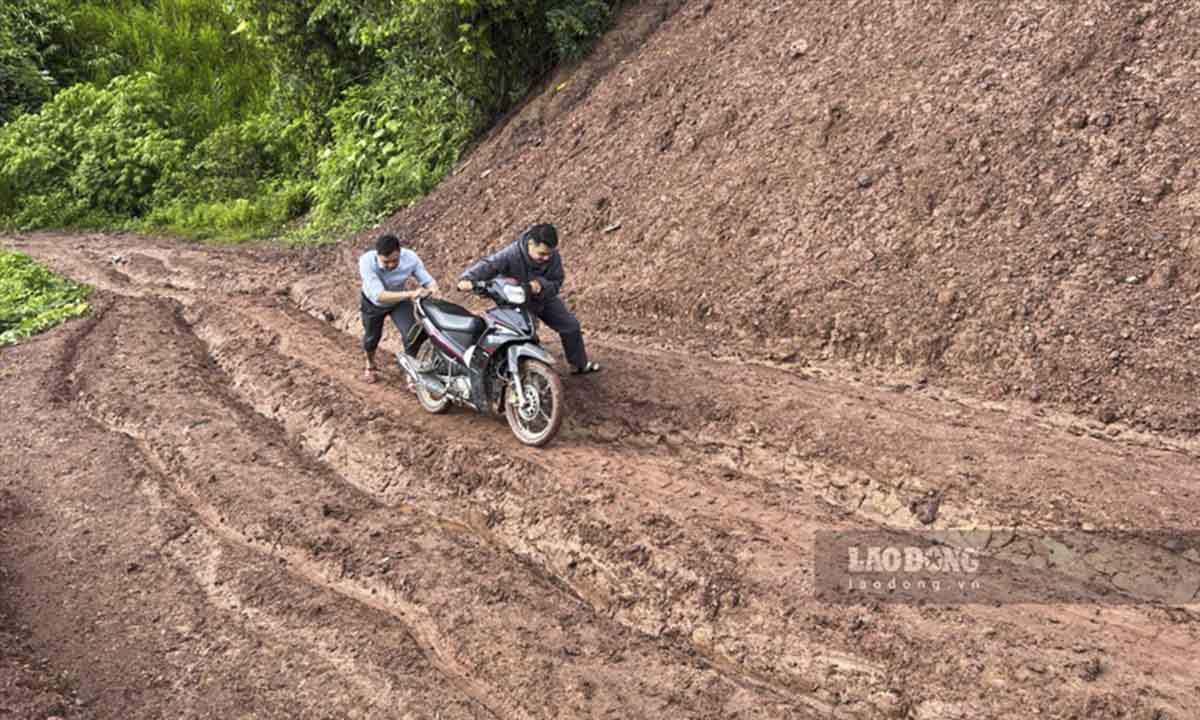 Nhan vien y te thon ban