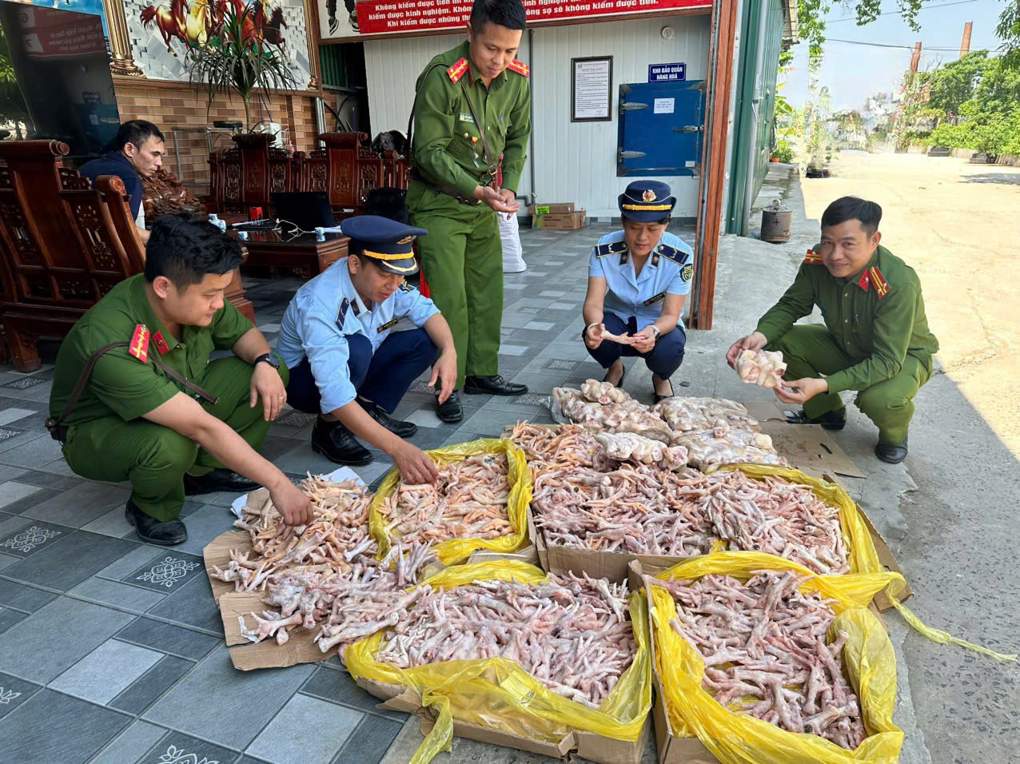 Lực lượng chức năng phát hiện, xử lý gần 500kg chân gà và đuôi lợn không rõ nguồn gốc tại một điểm kinh doanh ở TP Vinh. Ảnh: Ngọc Anh