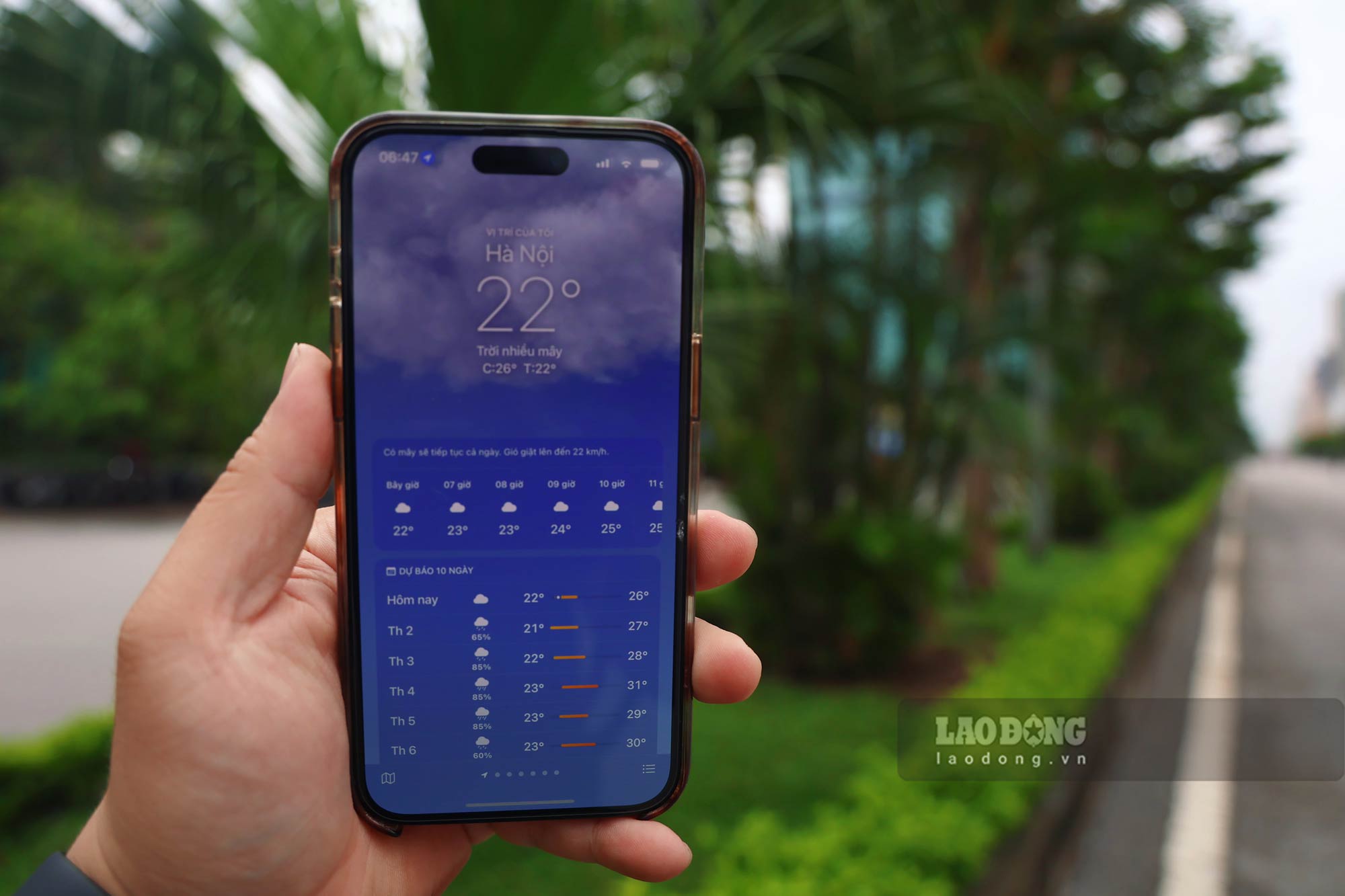 Ghi nhan cua phong vien trong buoi sang ngay 25.5, nhiet do tai Ha Noi xuong muc 22 do C, troi se lanh.