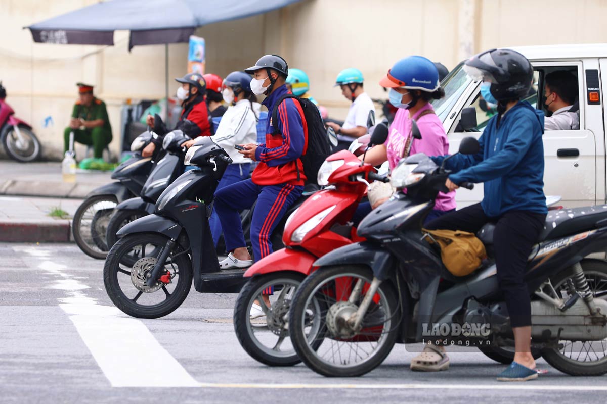 Ha Noi troi da ngung mua, tuy nhien van nhieu may va am u. Nhieu nguoi dan khi ra duong da phai mac ao dai tay va ao khoac ngoai de giu am.