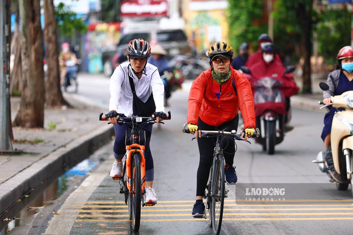 Ba Nguyen Thi Hoa (Tay Ho, Ha Noi) da phai mac them ao khoac tranh gio khi di tap the duc sang nay. Ba cho biet, moi chi cach day vai ngay, Ha Noi con nong nhu do lua ma nay da se lanh. “Toi rat thich thoi tiet nay, hi vong no se keo dai them” - Ba Hoa chia se.