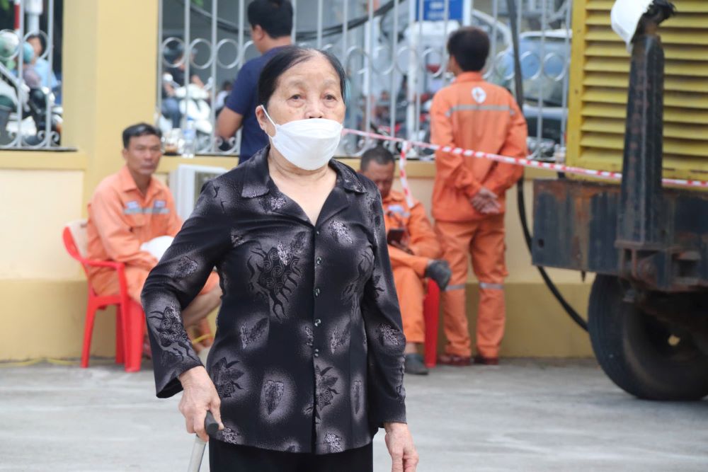 La abuela de 80 años fue al ex presidente del servicio conmemorativo Tran Duc Luong. Foto: Nguyen Linh