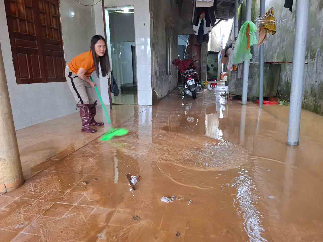 Nguoi dan o xa Nam Dien lau don nha sau khi nuot lut rut. Anh: Tran Tuan.
