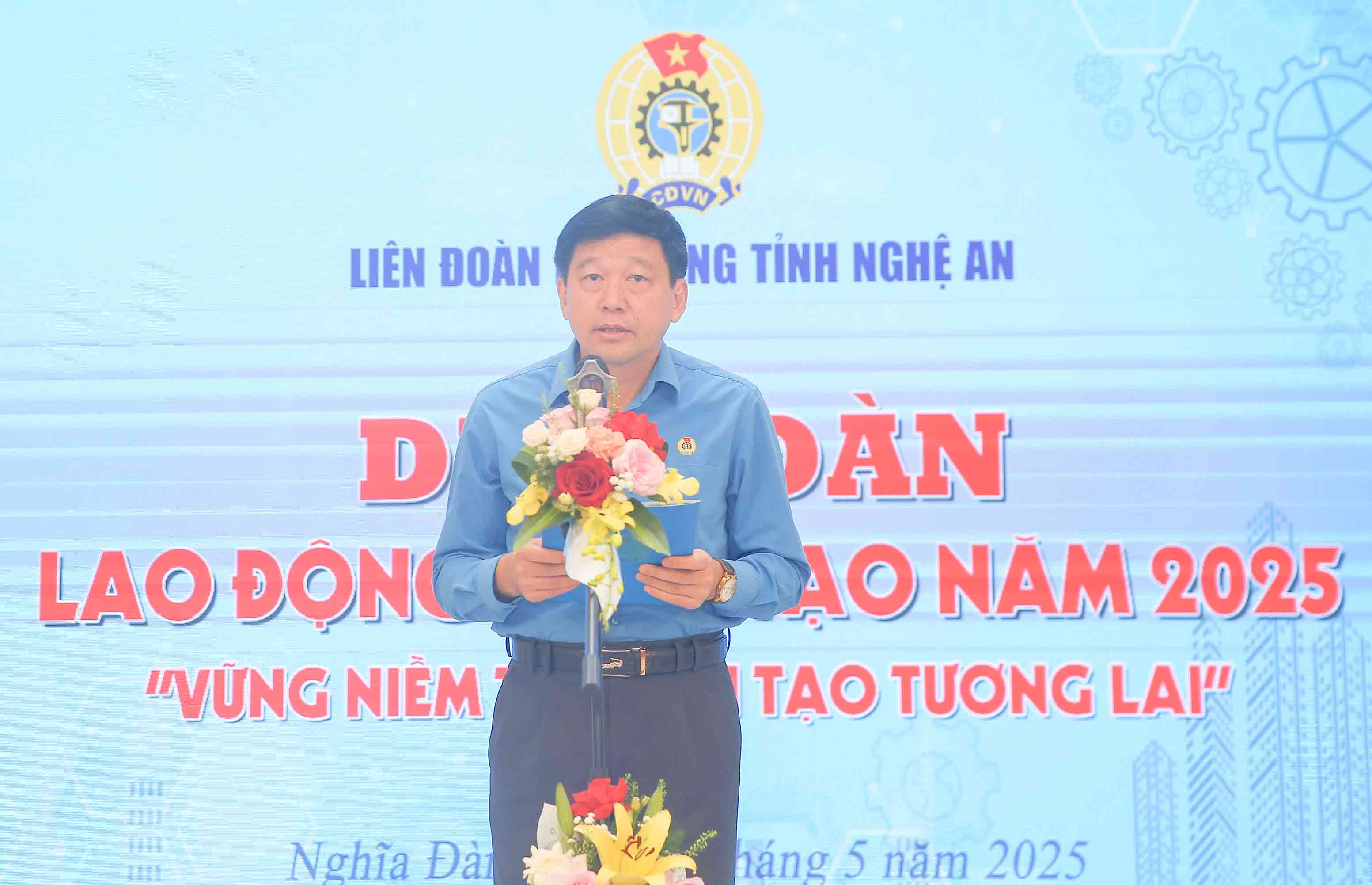 Ông Kha Văn Tám - Chủ tịch Liên đoàn Lao động tỉnh Nghệ An phát biểu khai mạc diễn đàn. Ảnh: Quang Đại