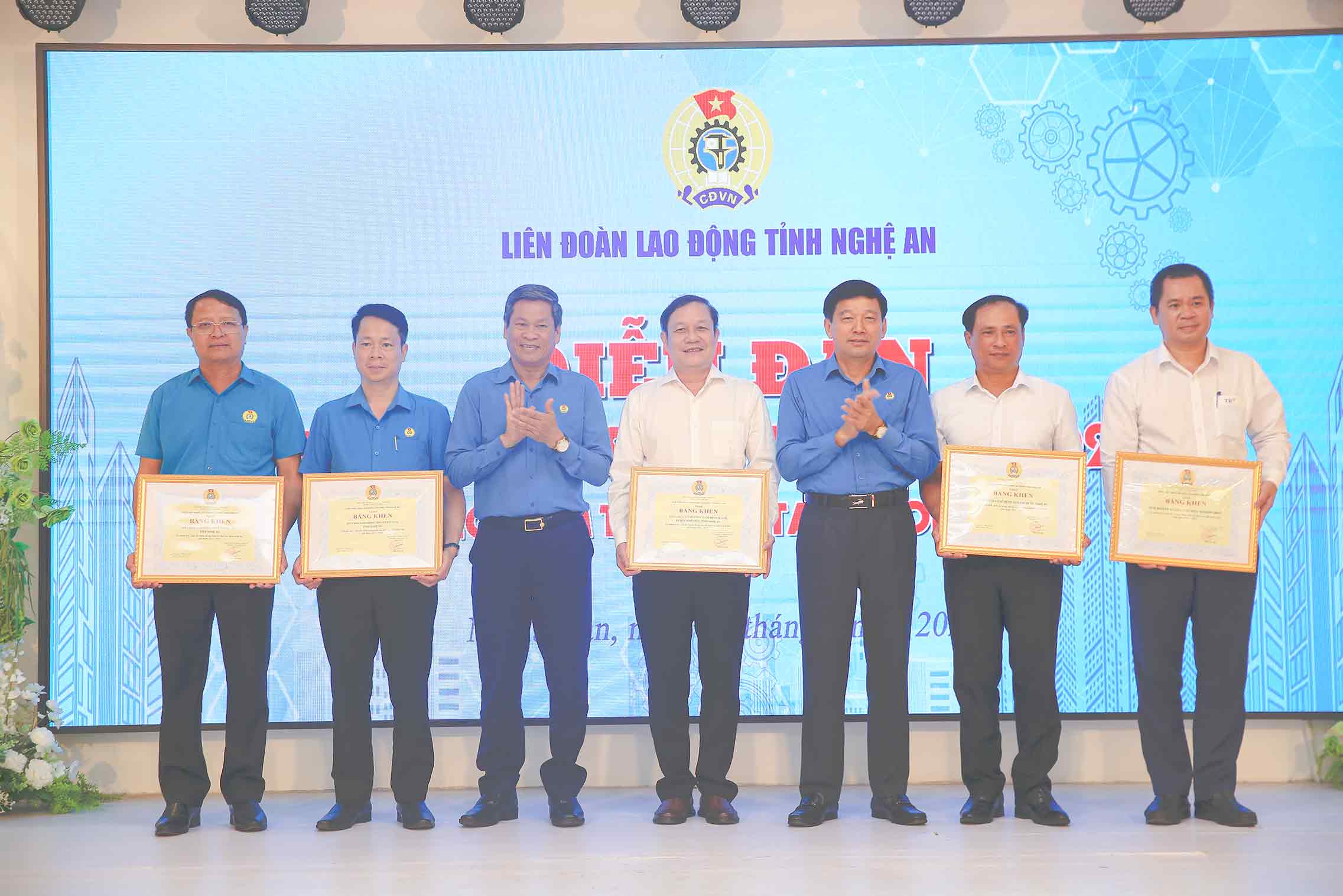 Lãnh đạo Tổng Liên đoàn Lao động Việt Nam và Liên đoàn Lao động tỉnh Nghệ An trao Bằng khen Liên đoàn Lao động tỉnh cho các cá nhân có thành tích trong phong trào lao động sáng tạo. Ảnh: Quang Đại