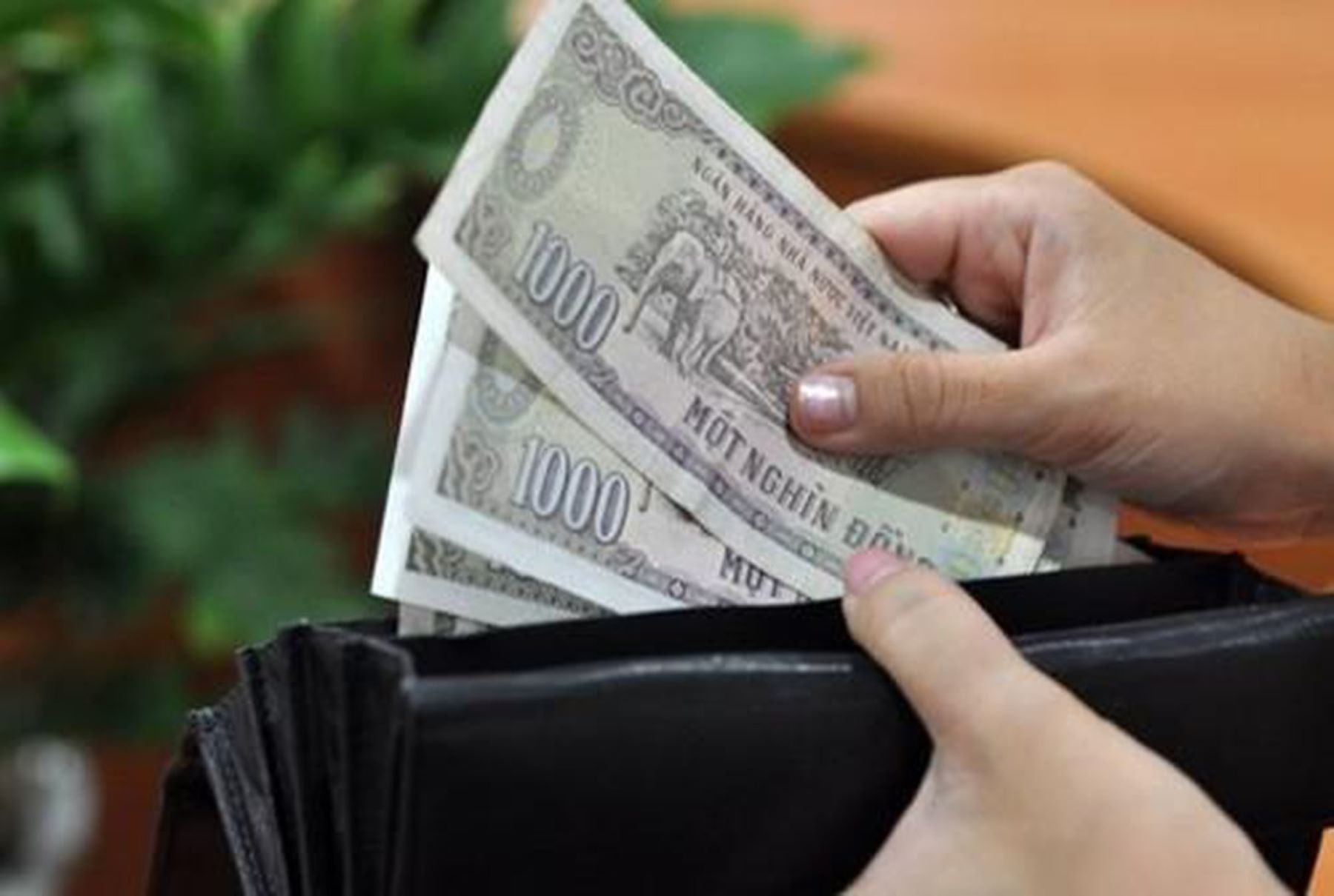 Knowing how to use money reasonably helps a longer marriage. Photo: Bich Nhung