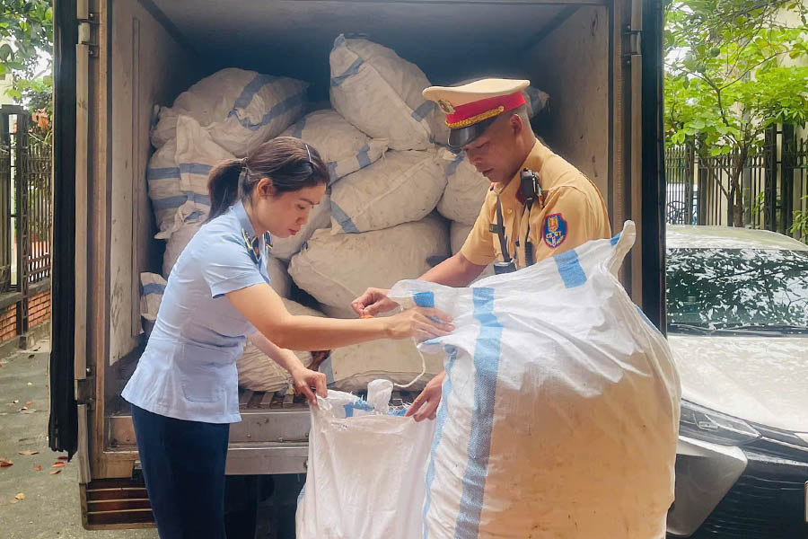 Hơn 1 tấn chân gà được vận chuyển bằng ôtô. Ảnh: Công an cung cấp