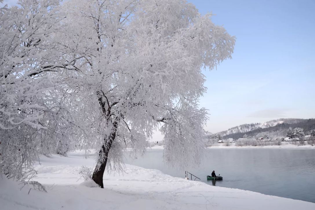 La Union Sovietica solia usar bombas nucleares con la intencion de revertir el rio Siberian. En la foto: un pescador en el rio Chulym en Siberia. Foto: Sputnik