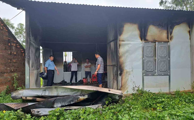 Ms. Dung's family's house was burned down by lightning. Photo: Hanh Tuan.
