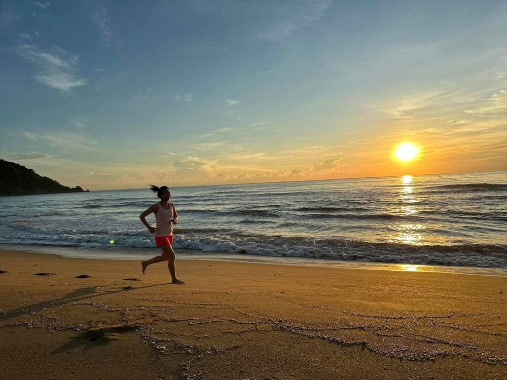Trotar en el mar es un deporte adecuado para ayudar a regenerar la energia y mejorar el estado de animo. Foto: Hoang le Quyen