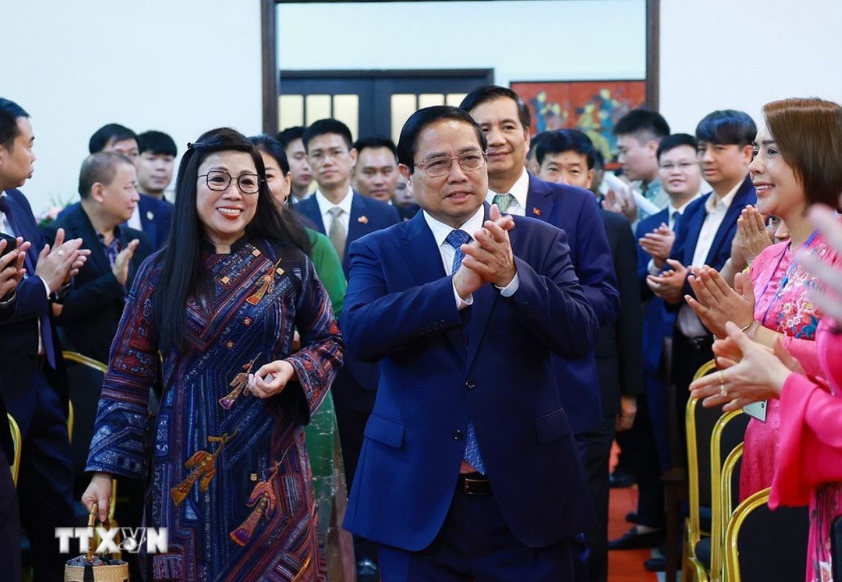 Politburo member and Prime Minister Pham Minh Chinh and his wife met with officials and staff of the Embassy and the Vietnamese community in Malaysia. Photo: VNA