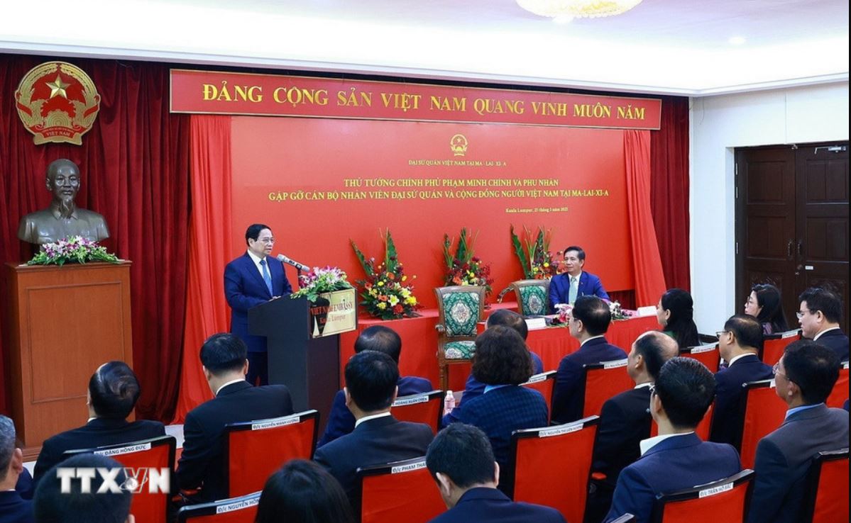 Thu tuong Chinh phu gap go can bo, nhan vien Dai su quan va cong dong nguoi Viet Nam tai Malaysia. Anh: TTXVN