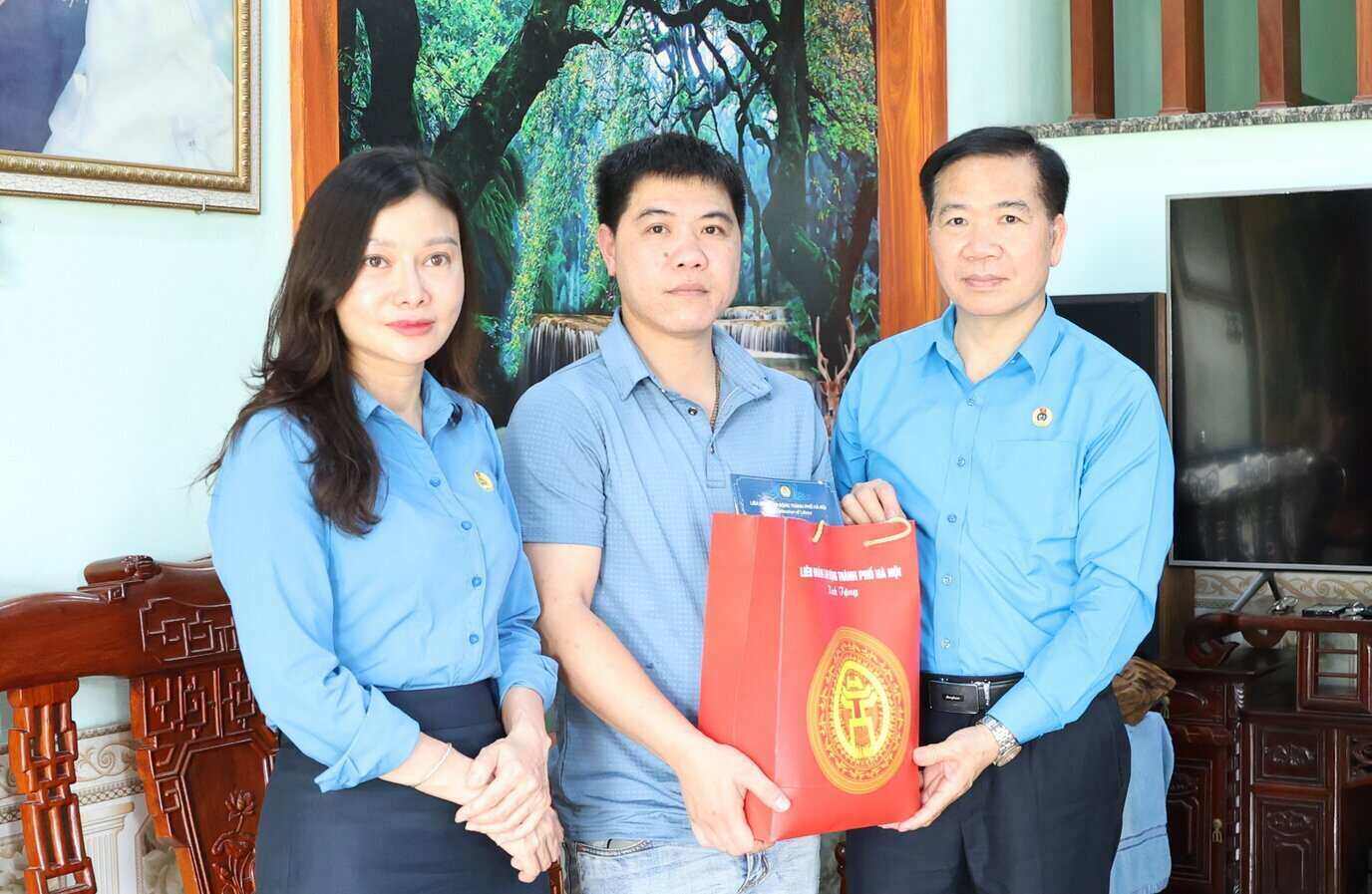 El vicepresidente de la Federacion Laboral de Hanoi, Nguyen Huy Khanh (derecha y derecha) presento regalos al Sr. Hoang Xuan Loc -Trabajador   
Accidente laboral con una tasa de lesiones del 51%. Foto: Manh Quan