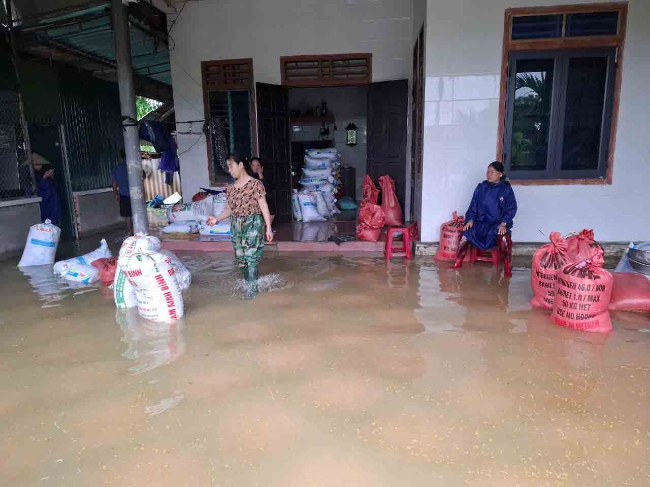 Nguoi dan o xa Tan Lam Huong bi uot lua. Anh: Tran Tuan.