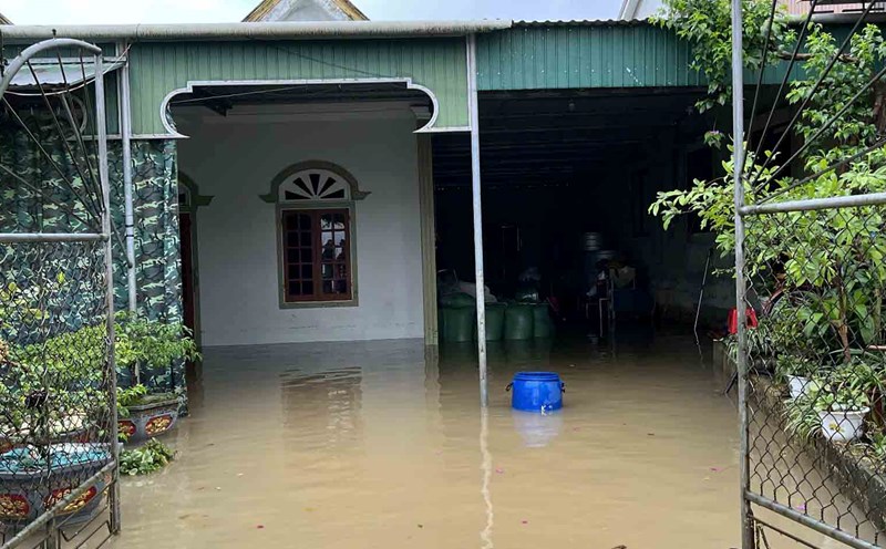 Flooding deeply into houses in Cam Thach commune, Cam Xuyen district. Photo: Nguyen Tuan.