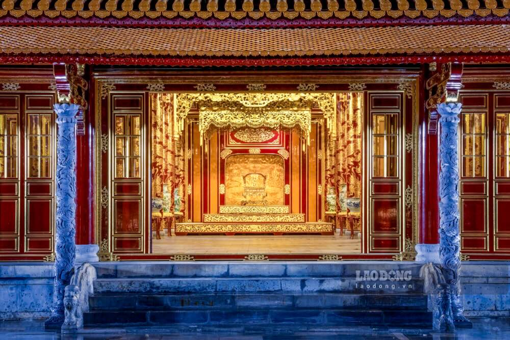 Ngay nay, du khach tham quan dien Thai Hoa co the vao trong nhung chi co the dung xem trong khuon kho, khong duoc den gan cac hien vat quan trong trong dien. Tuy nhien, vu viec mot nguoi leo len ngai vang va dap pha da gay phan no trong du luan o Hue.  