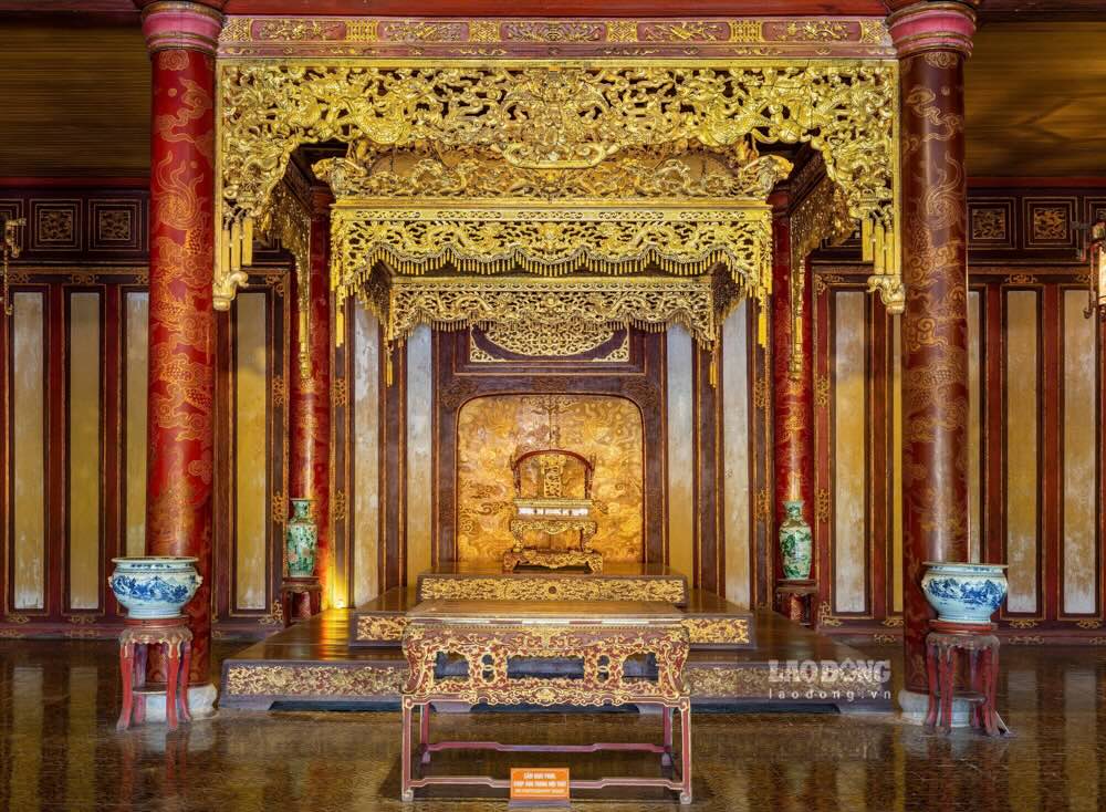 Theo tim hieu, ngai vang dat o vi tri trung tam cua dien Thai Hoa, la bao vat doc ban, khong co cai thu hai tuong tu. Anh chup truoc khi trung tu dien Thai Hoa.  