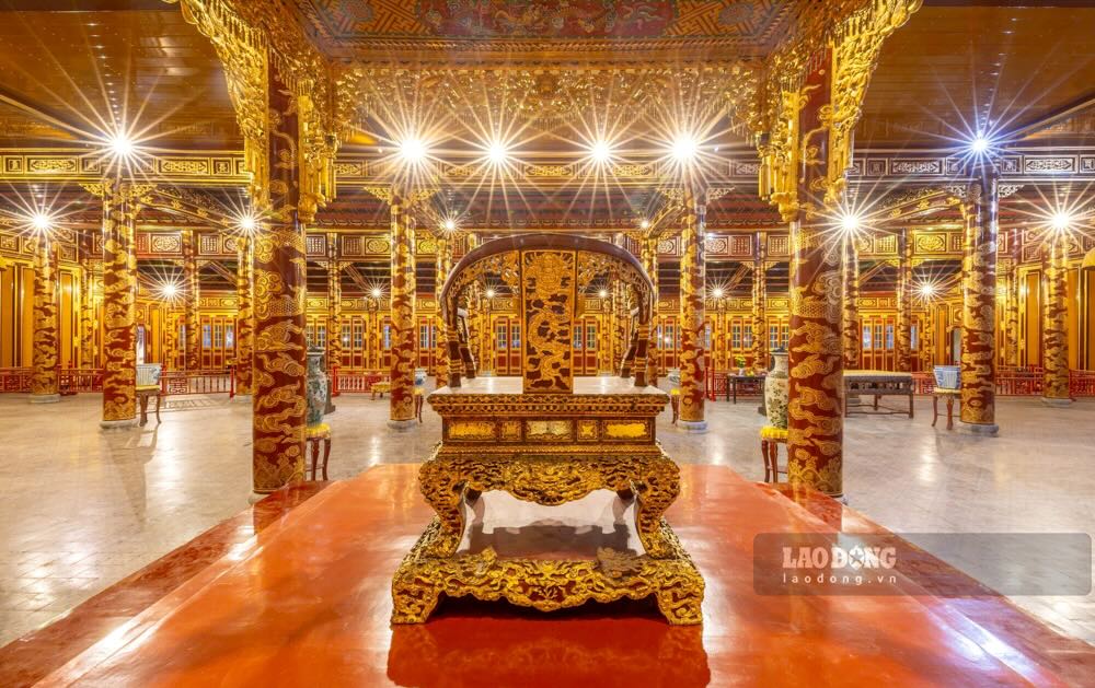 Chiec ngai vang cua vua Nguyen duoc cong nhan la bao vat quoc gia Viet Nam vao nam 2015 va duoc dat o dien Thai Hoa nham phuc vu du khach du lich den chiem nguong, tham quan. Anh chup khi hoan thanh trung tu dien Thai Hoa.  