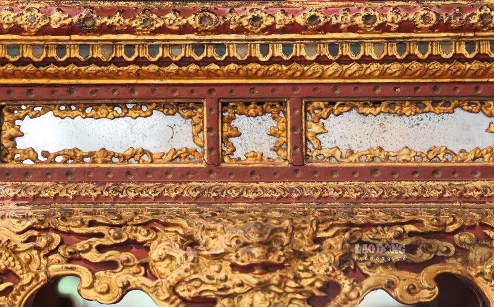 Cac mang trang tri cham khac va thep vang tinh xao la diem nhan cua chiec ngai vang.  