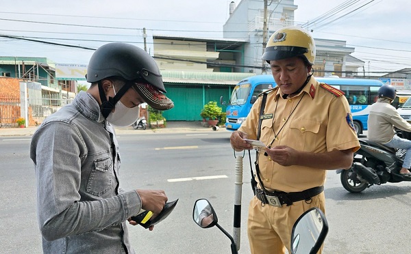 Ademas de verificar el acto, la policia castigo activamente el frio. Foto: Una policia de Giang