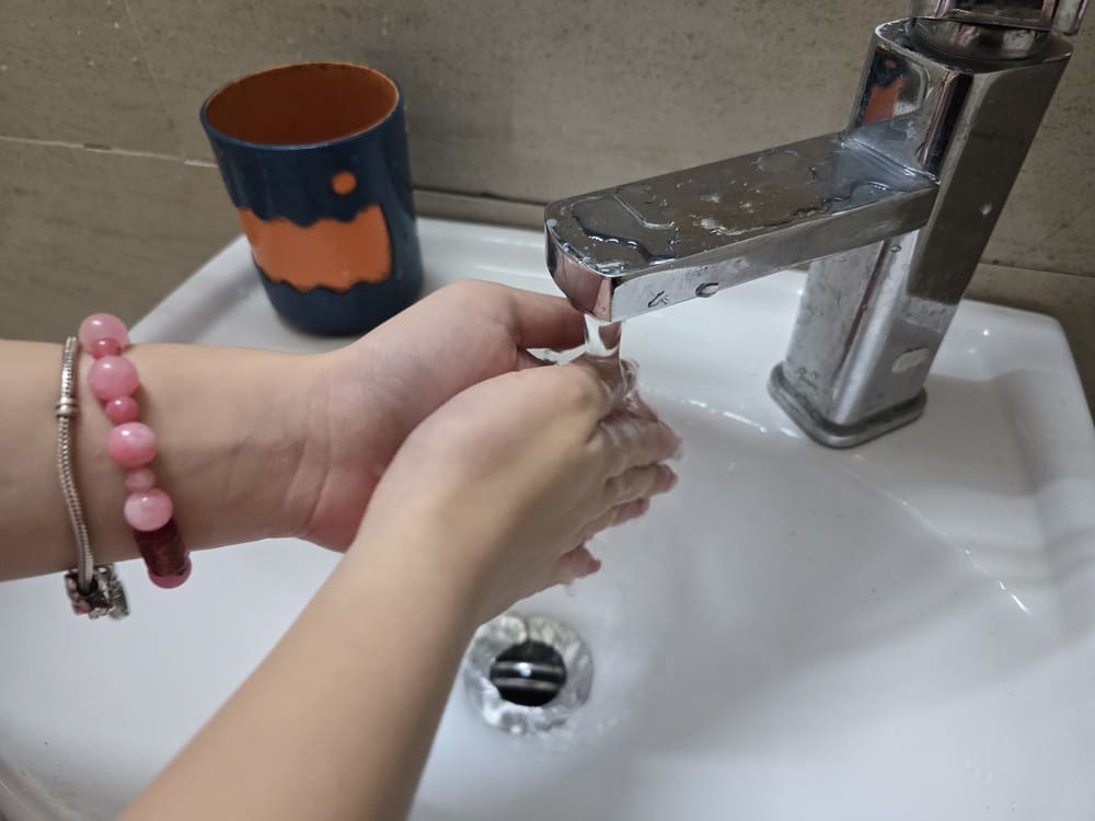 Maintaining the habit of washing your hands regularly is one of the methods to help prevent COVID-19. Photo: Thu Lan