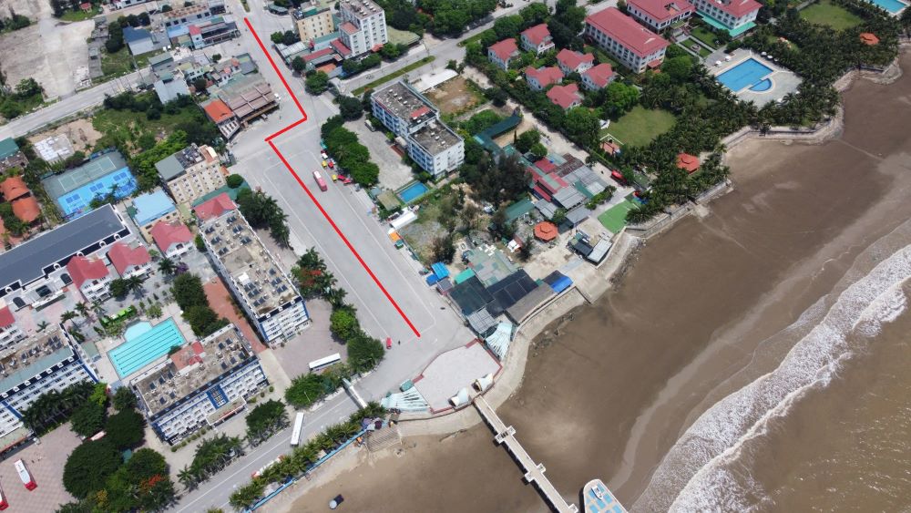 Ngay cả tuyến đường nối vào trung tâm (nơi thường xuyên tổ chức sự kiện tại sân khấu chính) cũng bị “bẻ cong“. Ảnh: Quách Du