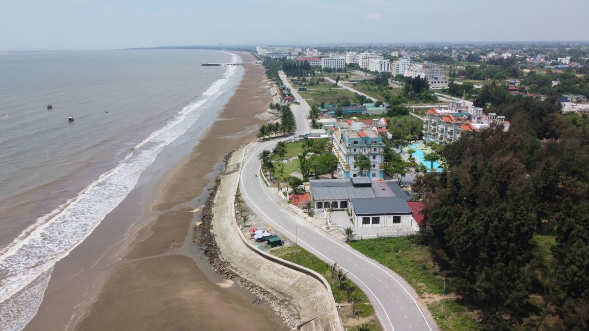 Những “đường cong” ở bãi biển Hải Tiến. Ảnh: Quách Du