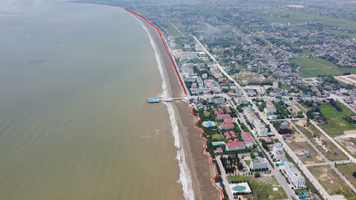 Bãi biển Hải Tiến (ở huyện Hoằng Hóa, tỉnh Thanh Hóa) dài và đẹp. Tuy nhiên, chưa được quy hoạch đồng bộ khiến các tuyến đường nơi thì thẳng tắp, nơi cong như con rắn. Ảnh: Quách Du