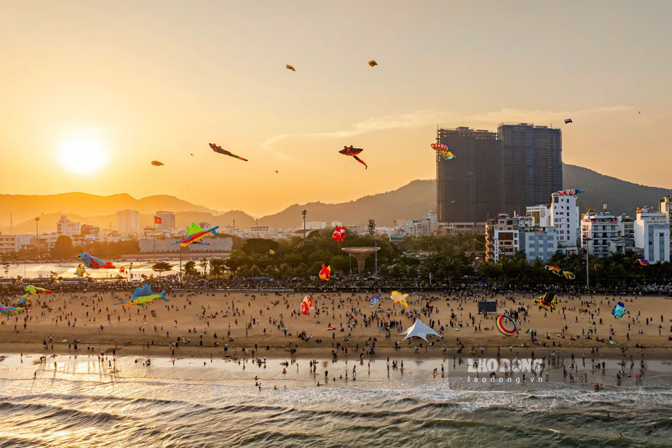 Quy Nhon Beach (Binh Dinh) - Un destino ideal para el enfriamiento del dia de verano para los visitantes. Foto: Dung Nhan