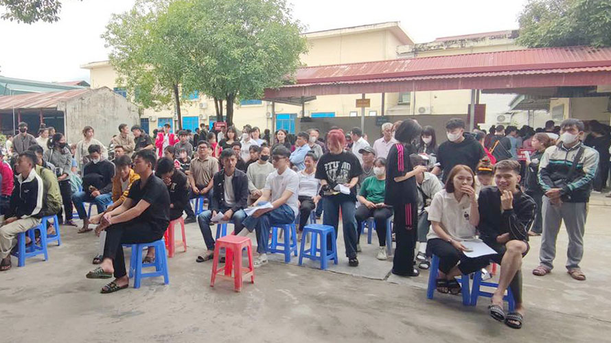 263 candidatos que participaron en el examen de conduccion A1 fueron presididos por la Policia de Dien Bien. Foto: Policia de Dien Bien