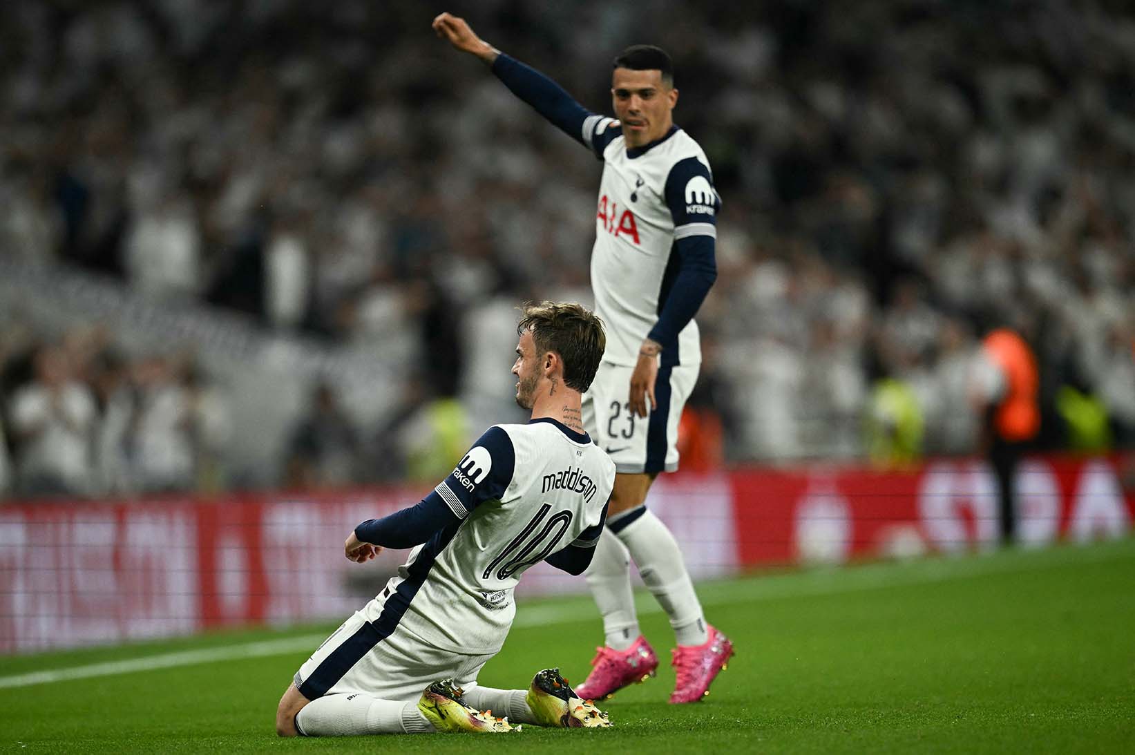 Tottenham cung te nhu Man United o Premier League nhung lai co ve Champions League mua sau. Anh: AFP