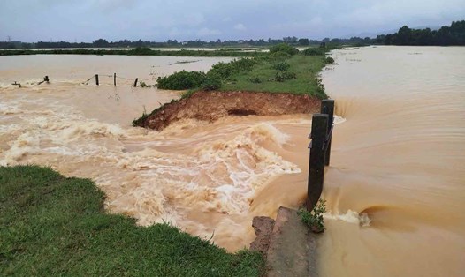 Đập Hà ở xã Thạch Ngọc bị vỡ, nước chảy xiết về hạ du. Ảnh: Quang Tuấn.