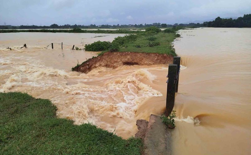 Ha dam in Thach Ngoc commune broke, water flowed rapidly downstream. Photo: Quang Tuan.