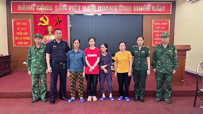 Biên phòng Lào Cai bắt giữ 4 đối tượng vận chuyển ngoại tệ trái phép