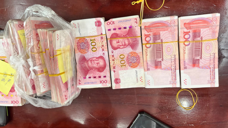 Số ngoại tệ bị lực lượng chức năng Lào Cai thu giữ. Ảnh: Trung Dũng