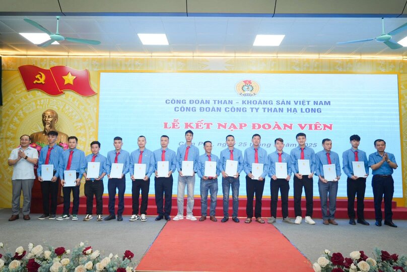 La ceremonia de admision de 76 miembros del sindicato de HA Long Coal Company en el mes del trabajador tuvo lugar el 25 de mayo. Foto: Thanh Xuan