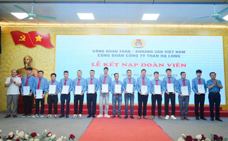 The admission ceremony for 76 union members of the Ha Long Coal Company Trade Union on the occasion of Workers' Month took place on May 25. Photo: Thanh Xuan