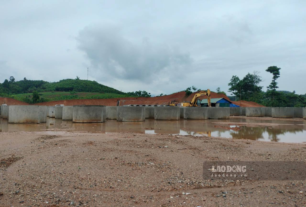 Nhiều hạng mục trong Cụm công nghiệp Bắc Văn Yên đang được triển khai để kịp tiến độ cho 2 dự án của Công ty Cổ phần Erex Nhật Bản. Ảnh: Văn Đức.