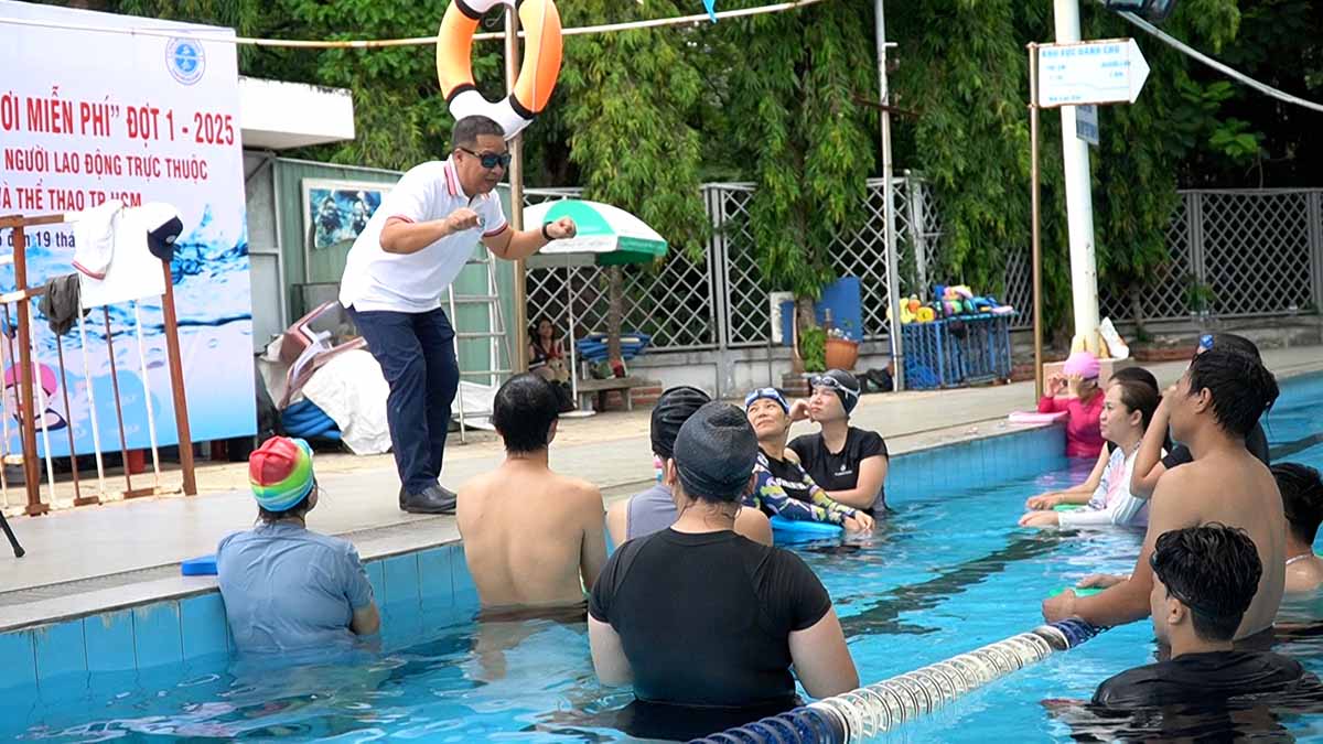 La gente de Ho Chi Minh esta entusiasmada de participar en la clase de natacion gratuita, prevencion de ahogamiento. Foto: Tu Quynh