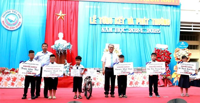 Một trường ở Đắk Lắk chi hơn 2,7 tỉ đồng trao thưởng giáo viên, học sinh