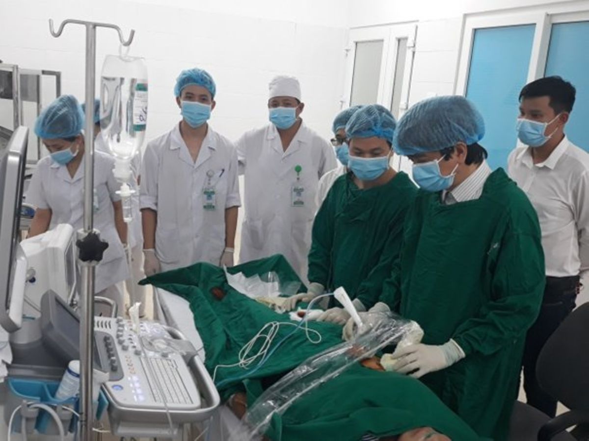 En 2025, el Hospital de Oncologia de Thanh Hoa compro drogas a traves de un mecanismo de licitacion de casi 92 mil millones. En la foto: una cirugia en el hospital. Foto: Bvub