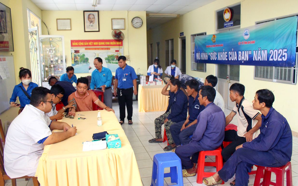 Nhân Tháng Công nhân 2025, LĐLĐ tỉnh phối hợp cùng Sở Y tế tỉnh An Giang tổ chức khám, tư vấn bệnh và cấp thuốc miễn phí cho đoàn viên, công nhân, lao động trên địa bàn huyện Thoại Sơn. Ảnh: Thanh Mai